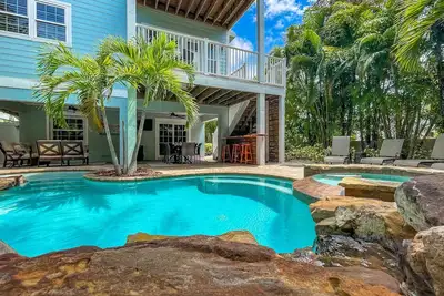 Image de Near the Beach with Balconies and Tiki Bar