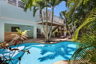 Image de Gorgeous Home with a Pool, Outdoor Lounge, and Elevator! Close to the Beach and