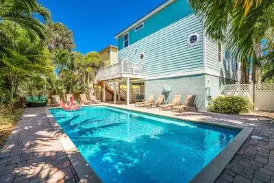 Image de Beautiful home with pool, elevator, and ping pong table