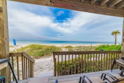 Image de Beachfront Rental with Ocean Views, Close to Restaurants and Shopping!
