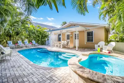 Image de Beach Cottage! Walk to Dining, Shops and Island Trolley Stop