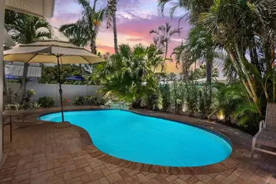 Image de Beautiful, Ground Level 4 bedroom/3 bath home, just a short block to the beach