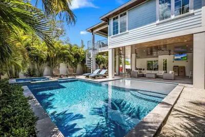 Image de Private Luxury Home 1. 5 Blocks to Beach! Heated Pool & Hot Tub!