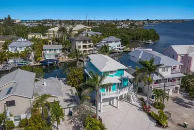 Image de Luxury home with Pool, Spa, and Dock -Bayshores