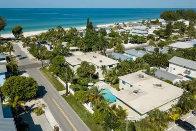 Image de Ground-level Ami Condo Near the Beach! Large heated pool!