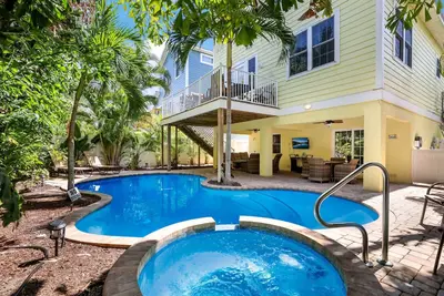 Image de Beautiful home with fenced yard, heated pool, hot tub, and elevator!