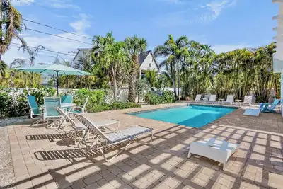 Image de Ground Level Home with Saltwater Pool, 2 Blocks to Beach! - Pink Palm Bungalow