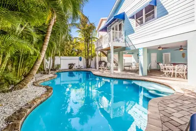 Image de Beautifully outfitted home with a heated pool and tropical backyard!