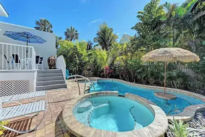 Image de Villa with Heated Pool and Swim-up Tiki Bar! Close to Beach - La Mer