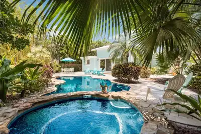 Image de Canal Front Home with Private Pool and Spa, 2 Blocks to Beach!