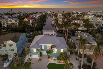 Image de Canal Front Home with Pool, Spa and Rooftop Deck!
