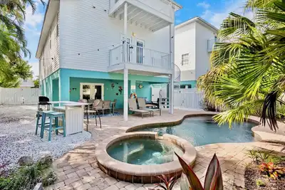 Image de Holmes Beach Vacation Home with Pool, Ping Pong, and Tiki Bar! 6 minutes to Beac