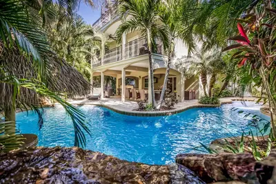 Image de Tropical Pool, Sunset Views, Game Room - It's a Jungle Out There