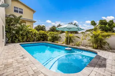 Image de Tropical Oasis with Private Pool and Game Room! 3 Blocks to Beach or Bay!