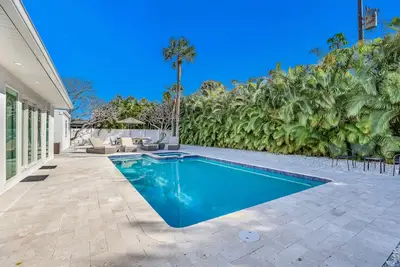 Image de Spacious family home with heated Pool and Spa, Close to Beach! - Shamrock Palms