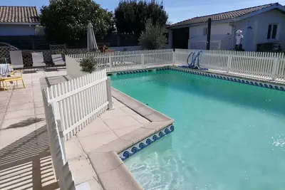 Image de Maison plein pied avec piscine sécurisée