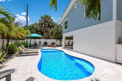 Image de Located Near Bay Beaches and Pine Ave! Family-Friendly with Pool and Games!