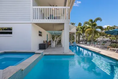 Image de Spacious Canal front Home with Pool, Perfect For Family Vacations!