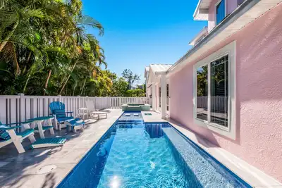 Image de Private Home with Pool and Spa, 2 Blocks to Beach and Guest Suite!