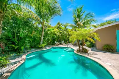 Image de Beautiful Home with Pool, Outside Living Area, and Near the Beach! - Coconut Lag