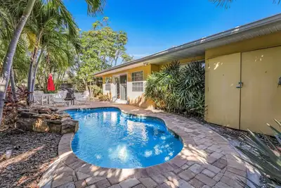 Image de Quiet North End Home Only 2 Blocks to Beach with Private Pool