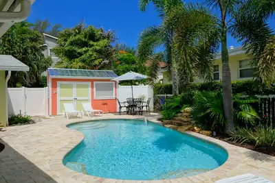 Image de Remodeled Duplex with Heated Pool, 2 Blocks to the Beach!