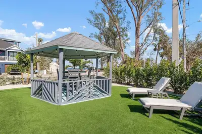 Image de Beautiful Home Directly Across the Street from the Gorgeous Bay Beaches!