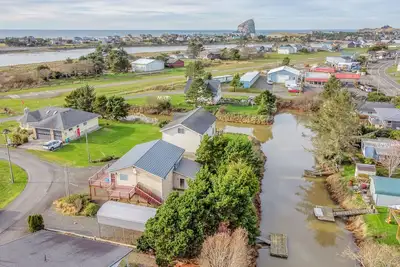 Image de Updated Pacific City Home Boasts River Views, Game Room and Firepit!