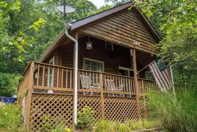 Escape to your cozy Luray cabin, just a hop away from Luray Caverns