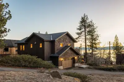 Image de Atkinson by AvantStay | Lake Front Home w/ Stunning Views in Tahoe Vista!