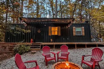 Image de Cozy container cabin nestled in the Angelina National Forrest!