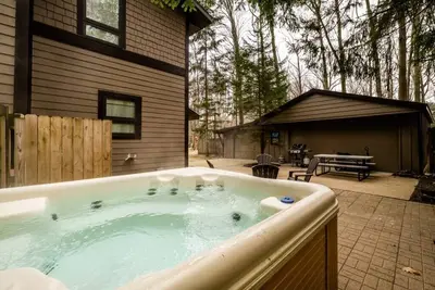 Image de (2025 Open\/ 3 Nt Min) Harbert Home With Private Hot Tub Steps To Beach!