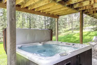 Image de Whitetail Lodge - Game room, private hot tub and access to trails!