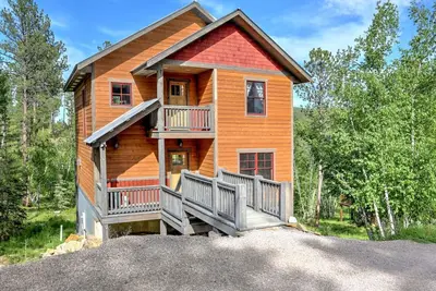 Image de Leaning Tree Lodge - Outdoor firepit, private hot tub, king size beds!