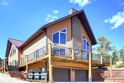 Image de Rocky Ridge Lodge - Majestic cabin with incredible views!