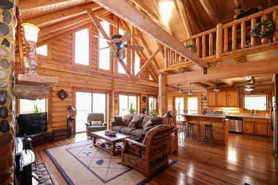 Image de Stunning! River-Front Log Cabin Near Williamsburg