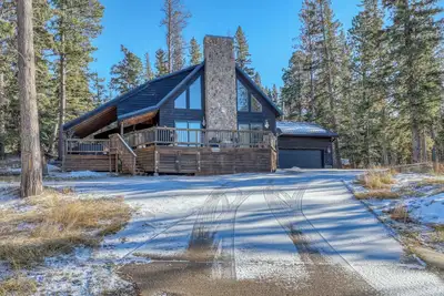 Image de Mountainside Chalet - 1 block from ski lodge!
