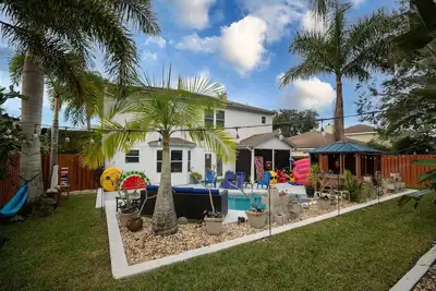 Image de Gorgeous Urban Oasis w/Hot Tub, Heated Pool and Private Movie Theater by RedAwning