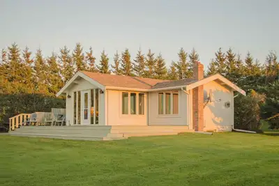 Romantic Cottage waterfront, views, great location. Sunday-Sunday
