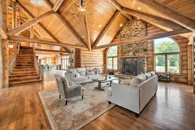 Image de Aloha Ranch 10, 000 sq/ft, 40 acres, game room, theater, fishing pond, and more!