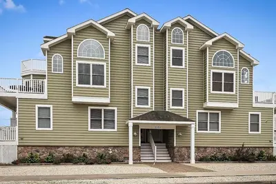 Image de 51st & Central, 5br/4ba Corner-Sleeps 14-5 Cars-Sunsets-3 Decks-Grill-Beach Tags