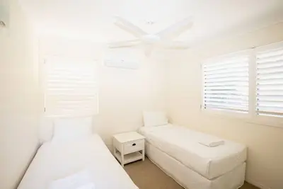Image de Beach Break - Fabulous beachside apartment only 100 m to patrolled surf beach.