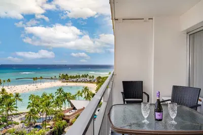 Image de Ilikai 1128 Ocean/Lagoon Views / Free Parking / King Bed, Q Sofa Bed