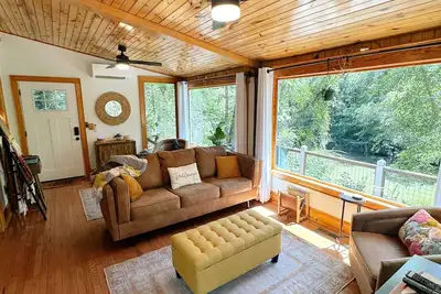 Image de Riverfront cabin with hot tub, kayaks, private waterfall access near vineyards