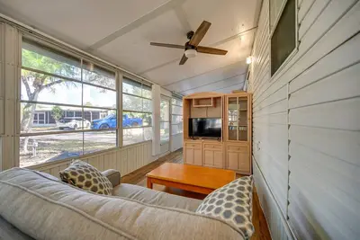 Image de Bright Home: Pool Access & Screened-In Porch!