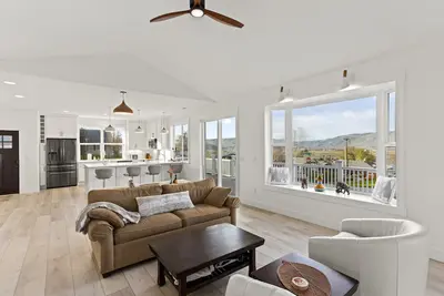 Image de Modern Elegance, Open Concept, Peaceful, Luxurious. . . Traveler's Sanctuary!