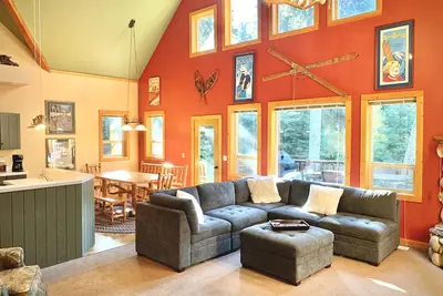 Image de Warm and Spacious Home Near Town/Lake - Private Hot Tub & Pool Table