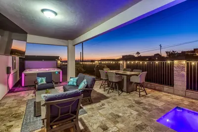 Image de Newer Built Home/Pool/Hot Tub/Fire Pit/Bbq/Sleeps 10