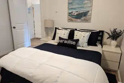 Image de Bright, garden level one bedroom private suite!