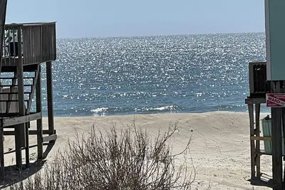 Image de Fenced In 2nd Row 2 the sea❤️ Shibumi, beach chairs, and linens included.